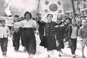 Kỷ niệm 61 năm cuộc cách mạng 19/4/1960: Phong trào dân chủ nở hoa