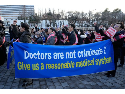 Nghề bác sĩ ở Hàn Quốc: Lương cao, làm việc khắc nghiệt