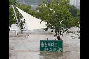 Cảnh tượng ngập lụt tại thủ đô Seoul của Hàn Quốc sau trận mưa lớn nhất 80 năm