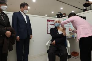 Hàn Quốc chính thức bắt đầu tiêm vắc xin COVID-19