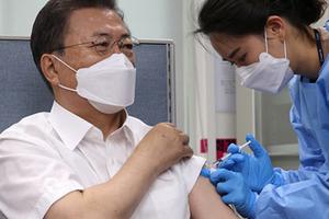 Tổng thống Hàn Quốc Moon Jae-in đã tiêm vaccine AstraZeneca phòng Covid-19