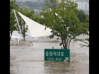 Cảnh tượng ngập lụt tại thủ đô Seoul của Hàn...