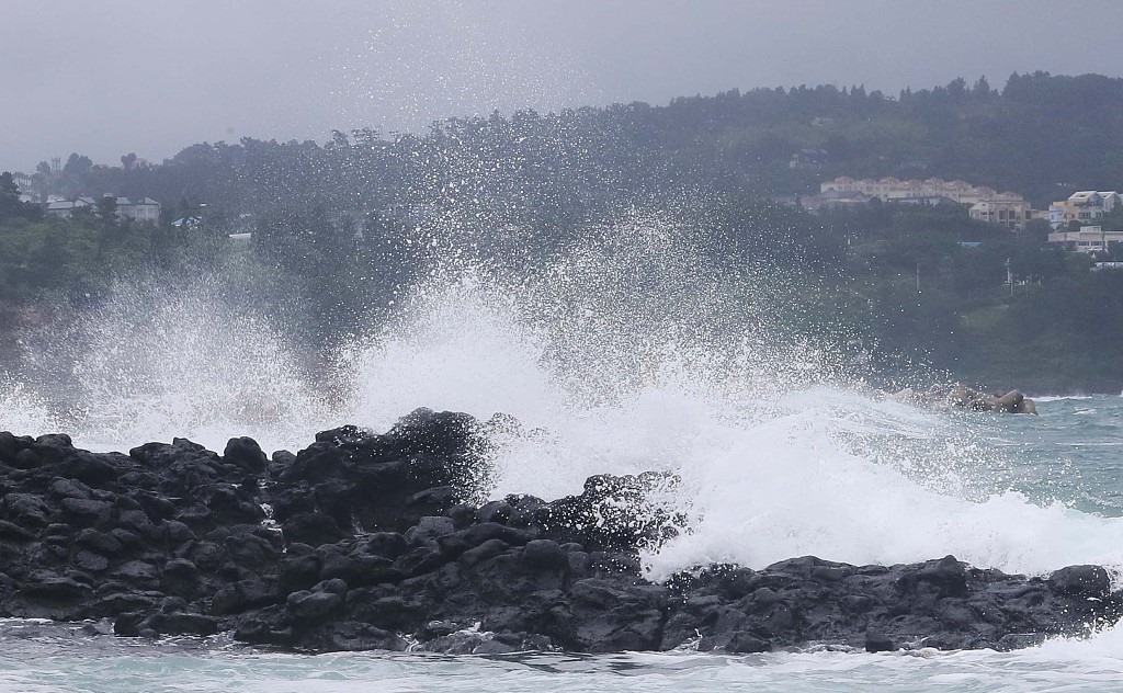 Bão lớn gây ra những đợt sóng lớn ở vùng biển ngoài khơi đảo Jeju, Hàn Quốc, ngày 3.9.2022. Ảnh chụp màn hình