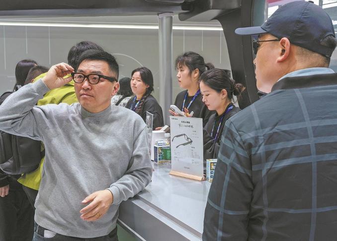 Hàn Quốc siết quy chế thi vì thí sinh dùng kính AI gian lận