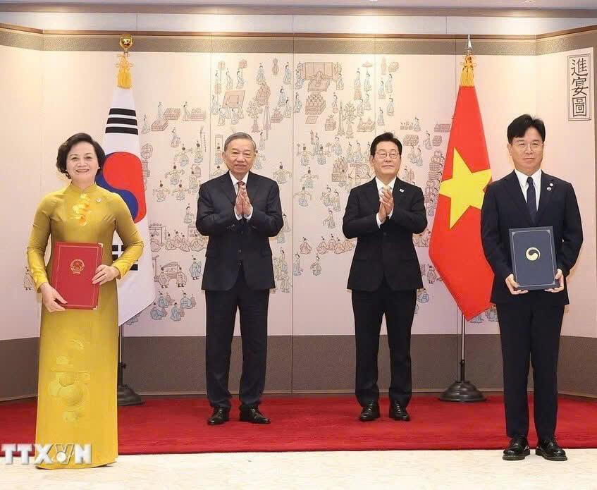 Tổng Bí thư Tô Lâm và Tổng thống Hàn Quốc chứng kiến lễ trao các văn kiện hợp tác giữa hai nước