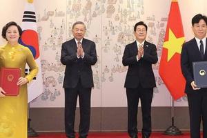 Tổng Bí thư Tô Lâm và Tổng thống Hàn Quốc chứng kiến lễ trao các văn kiện hợp tác giữa hai nước