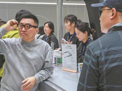 Hàn Quốc siết quy chế thi vì thí sinh dùng kính AI gian...
